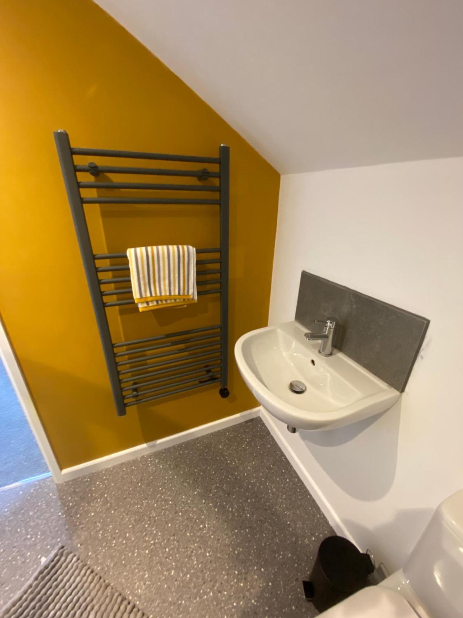Modern Studio Apartment Set Beneath The Black Mountains A Stones Throw From The Offas Dyke Path Clodock Kültér fotó